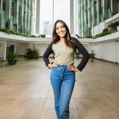 Firefly foto realisra de Mujer joven delgada sonriendo de cuerpo completo con una oficina de fondo 9 Firefly foto realisra de Mujer joven delgada sonriendo de cuerpo completo con una oficina de fondo 9