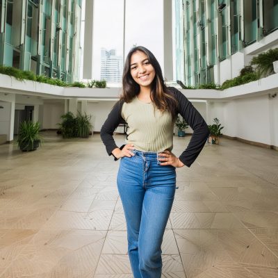 Firefly foto realisra de Mujer joven delgada sonriendo de cuerpo completo con una oficina de fondo 9